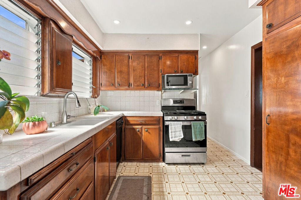 343 N Bronson Avenue - Photo 15