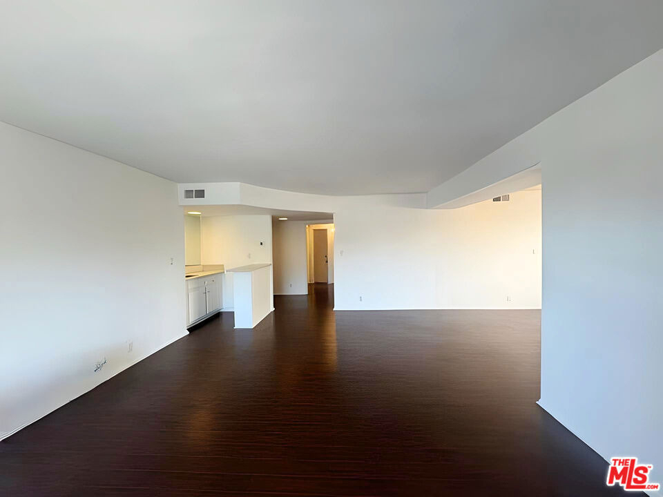 1541 N Laurel Avenue - Photo 4