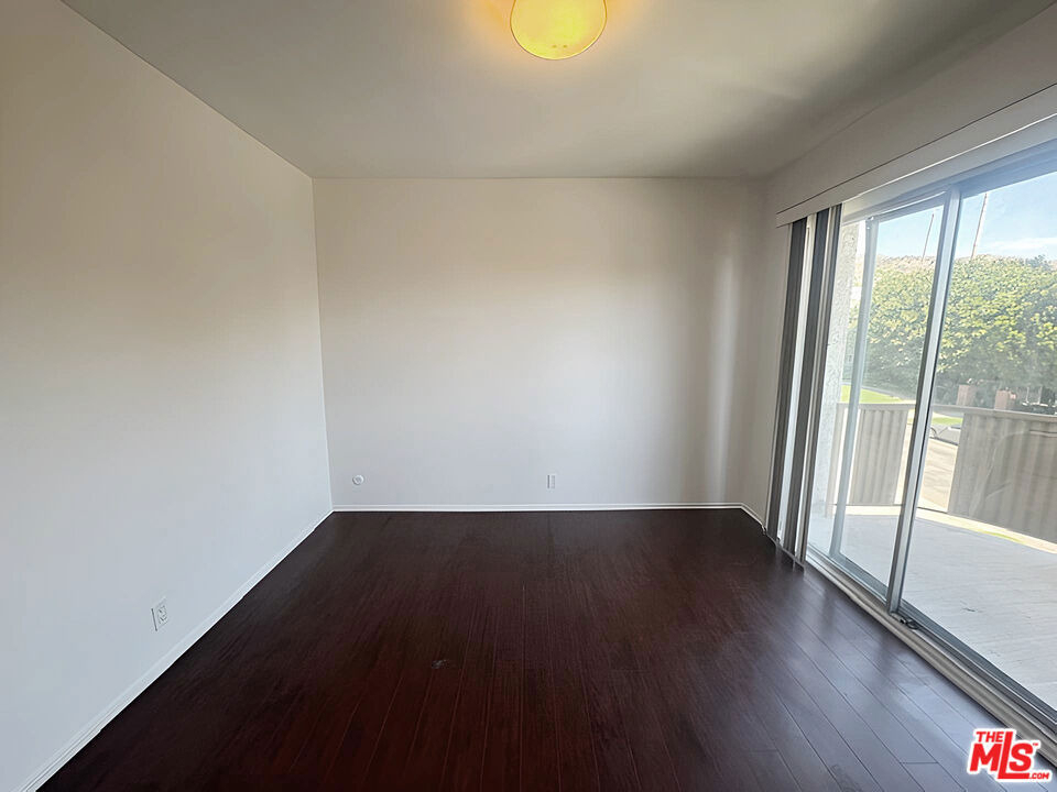 1541 N Laurel Avenue - Photo 5