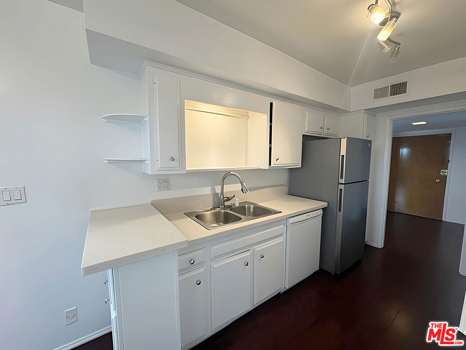 1541 N Laurel Avenue - Photo 8