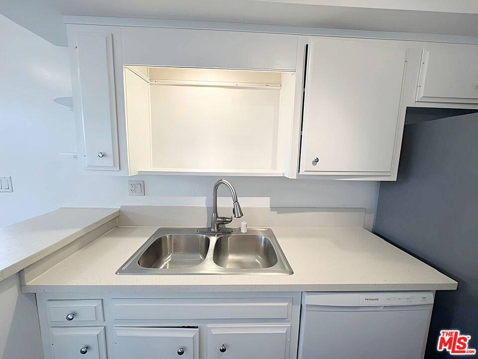 1541 N Laurel Avenue - Photo 11