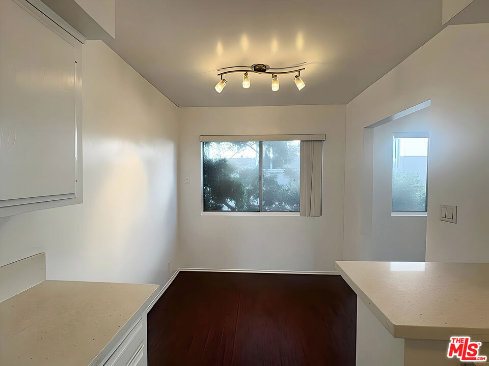 1541 N Laurel Avenue - Photo 2