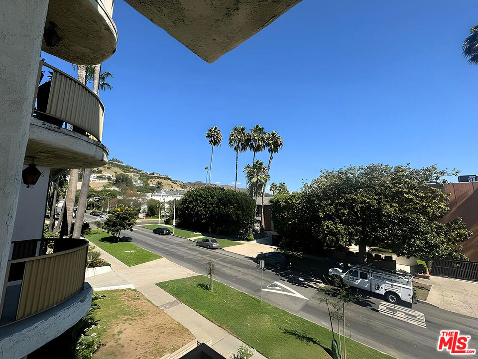 1541 N Laurel Avenue - Photo 19