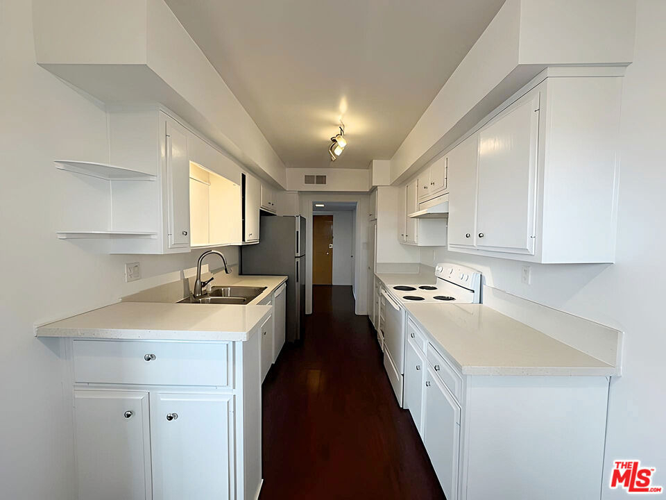 1541 N Laurel Avenue - Photo 7