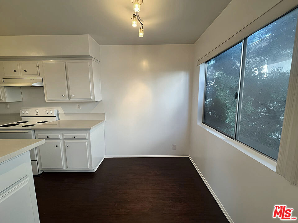 1541 N Laurel Avenue - Photo 6