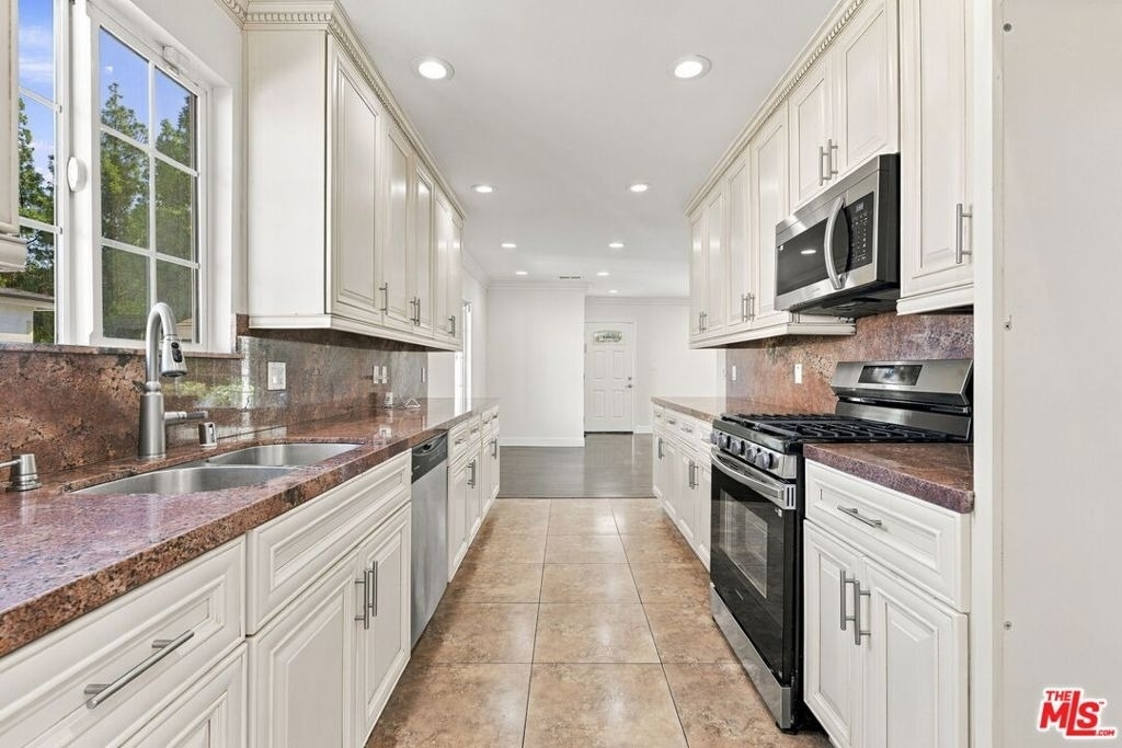 10551 Blucher Avenue - Photo 10