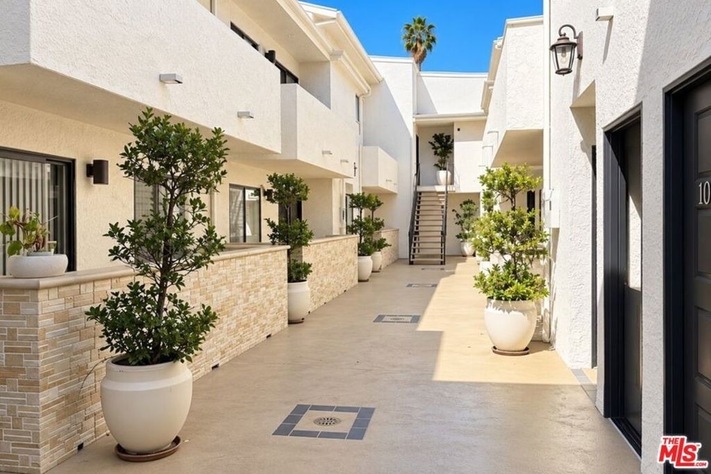 15141 Burbank Boulevard - Photo 11
