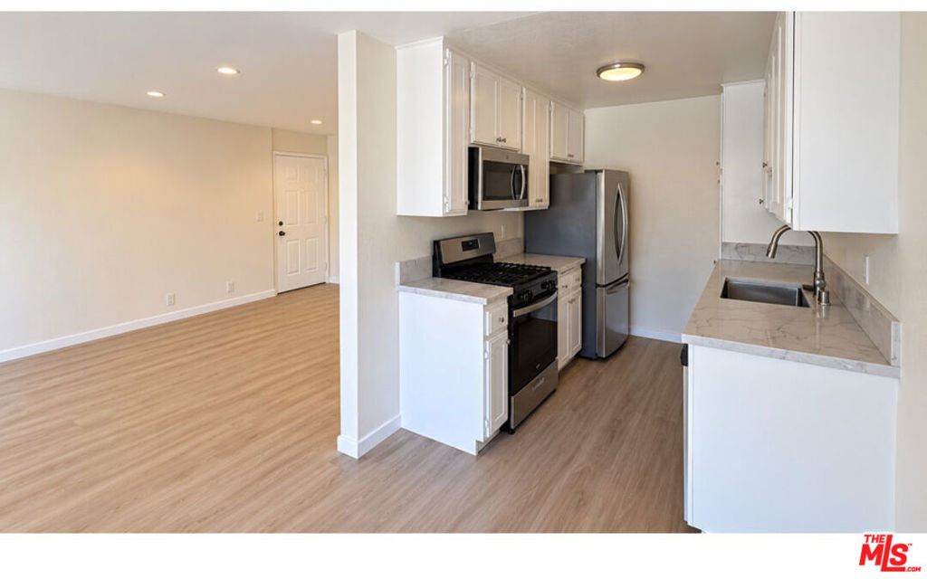15141 Burbank Boulevard - Photo 3
