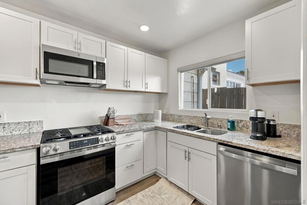 312 N Acacia Ave - Photo 2
