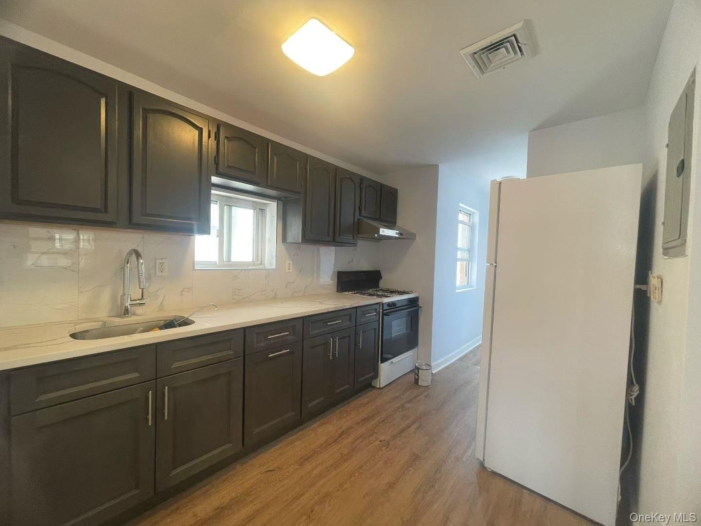 14916 Barclay Avenue - Photo 2