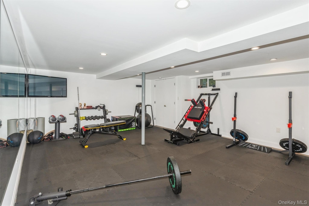 1402 Merrick Avenue - Photo 24