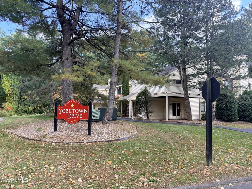 212 Yorktown Drive - Photo 2