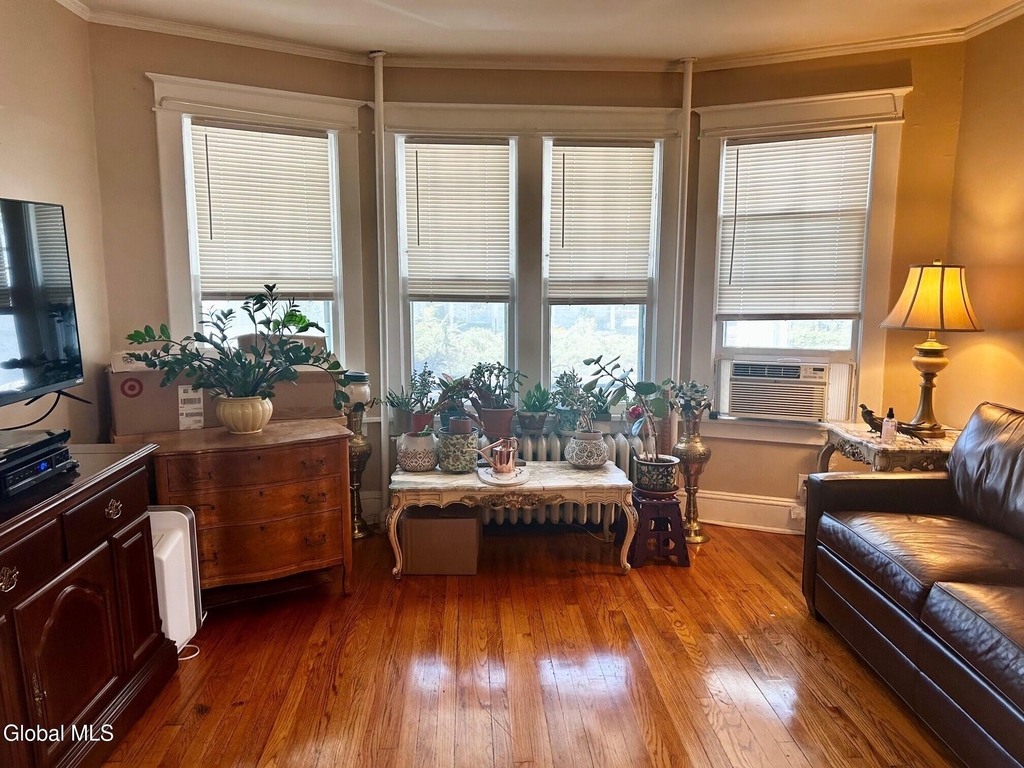 895 Park Avenue - Photo 2