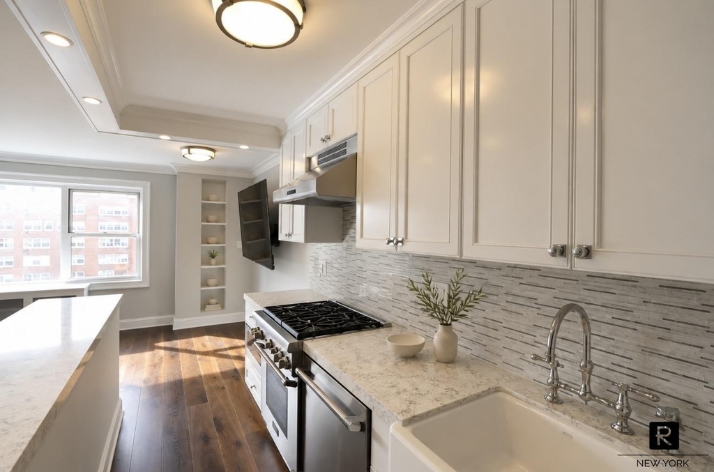 311 E 71st Street - Photo 5