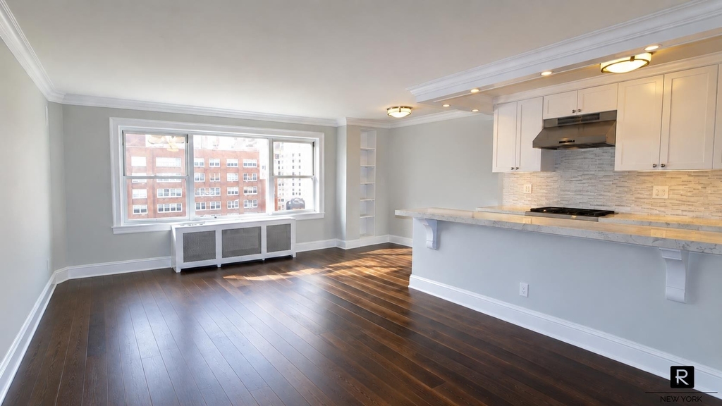 311 E 71st Street - Photo 10
