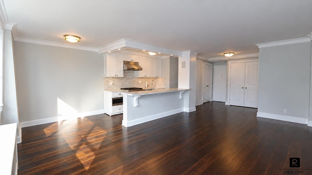 311 E 71st Street - Photo 9