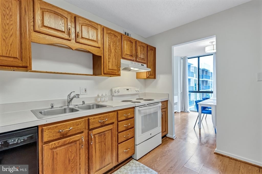 2300 Pimmit Drive - Photo 6