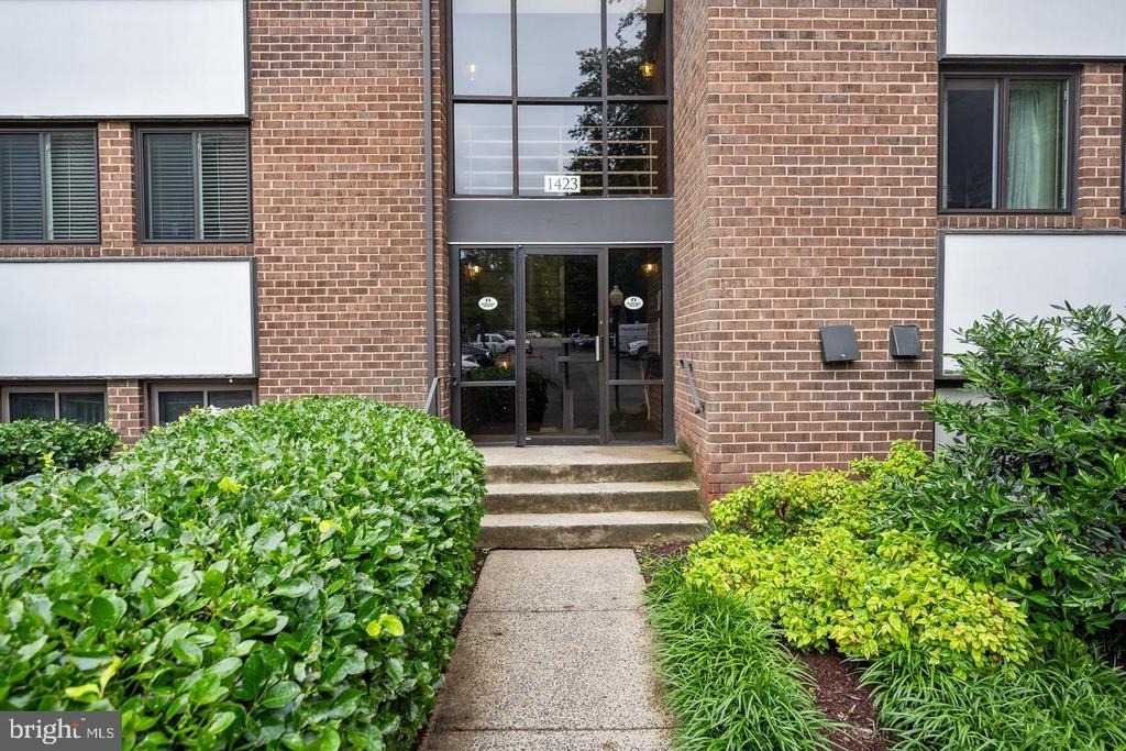 1423 Northgate Square - Photo 2