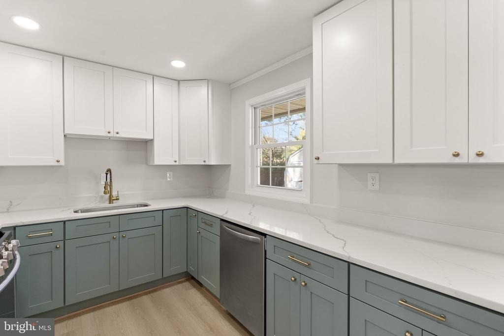 6404 Wayside Place - Photo 3