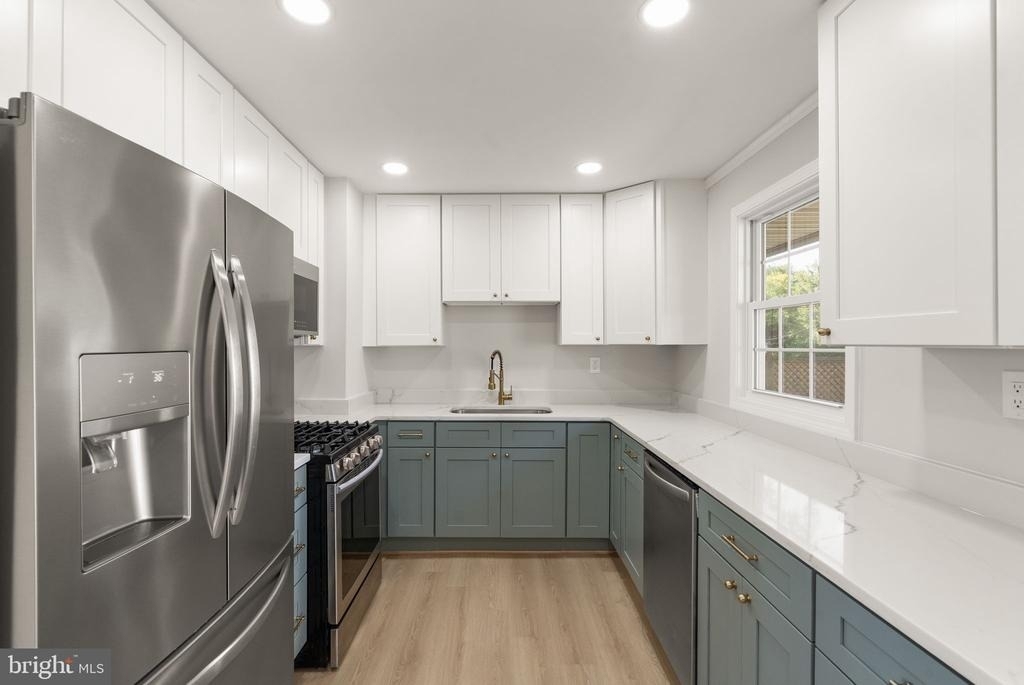 6404 Wayside Place - Photo 2