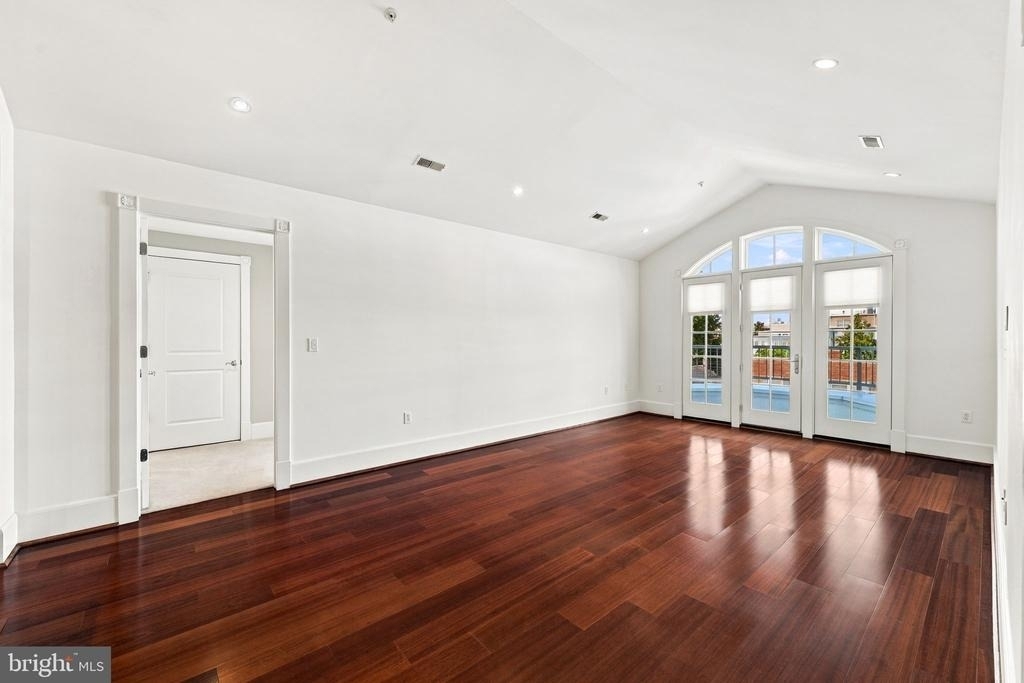 910 Powhatan Street - Photo 2