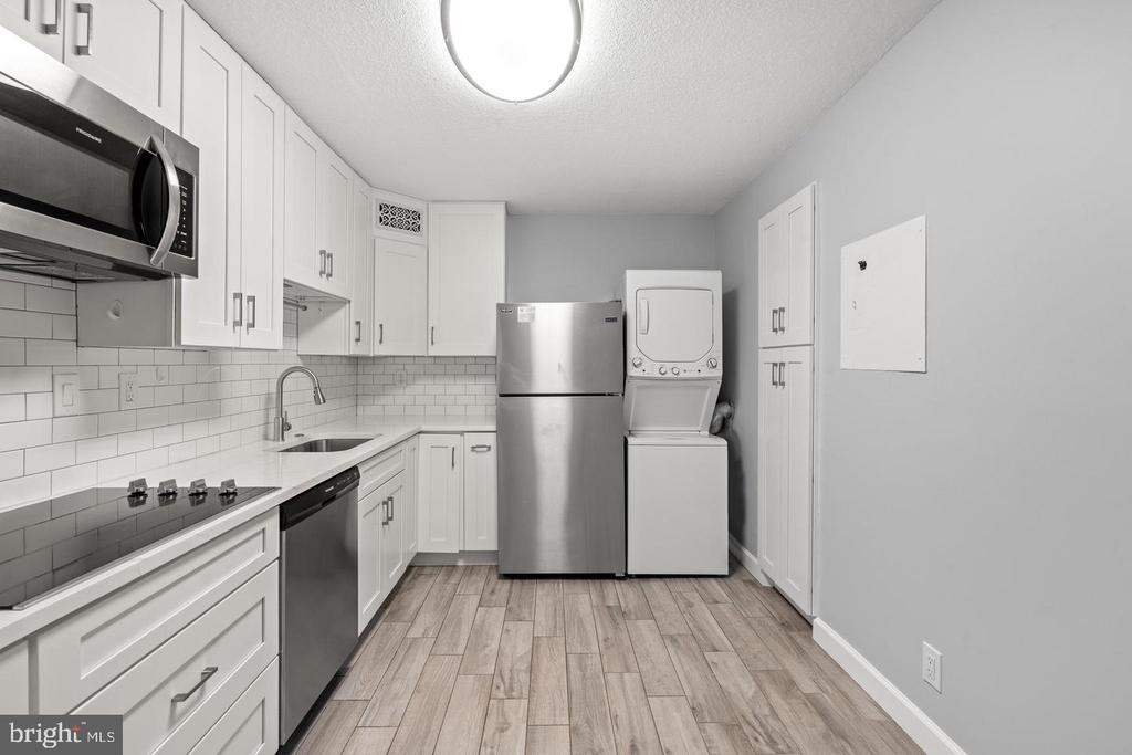 307 Yoakum Parkway - Photo 13