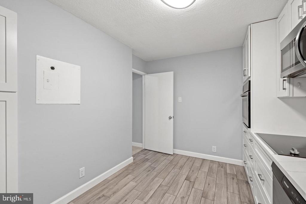 307 Yoakum Parkway - Photo 15