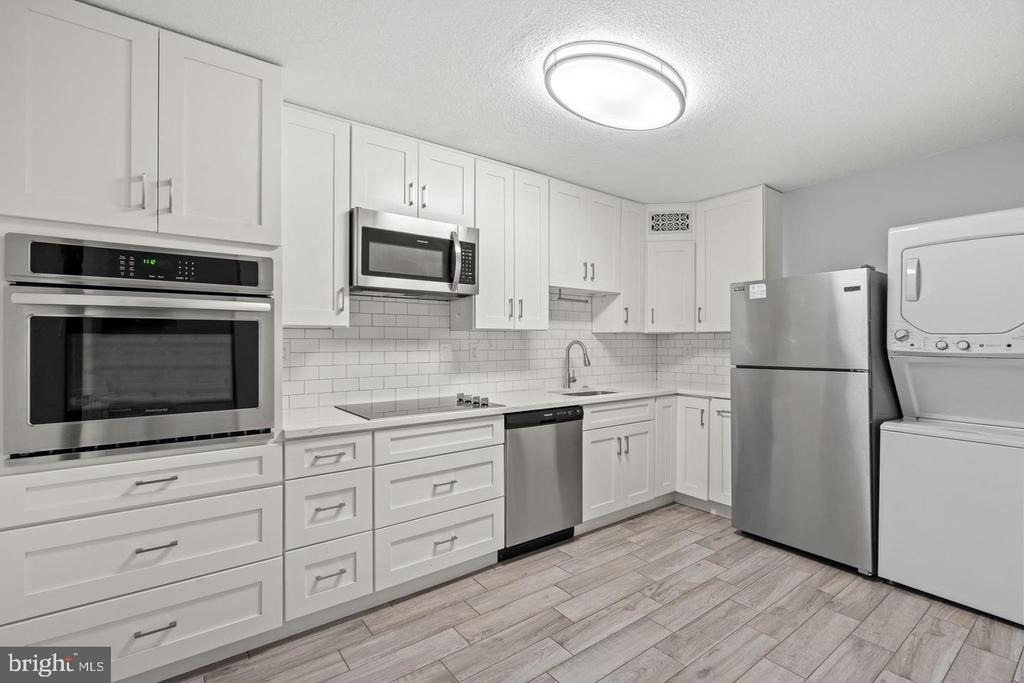 307 Yoakum Parkway - Photo 12