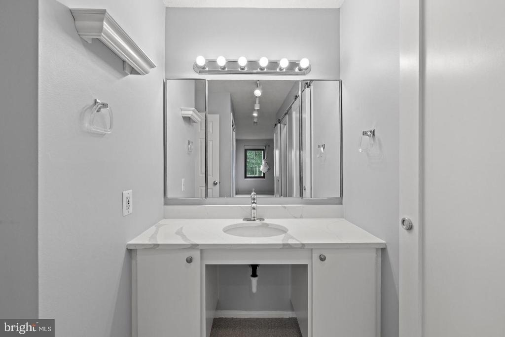 307 Yoakum Parkway - Photo 22