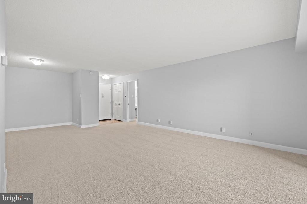 307 Yoakum Parkway - Photo 4