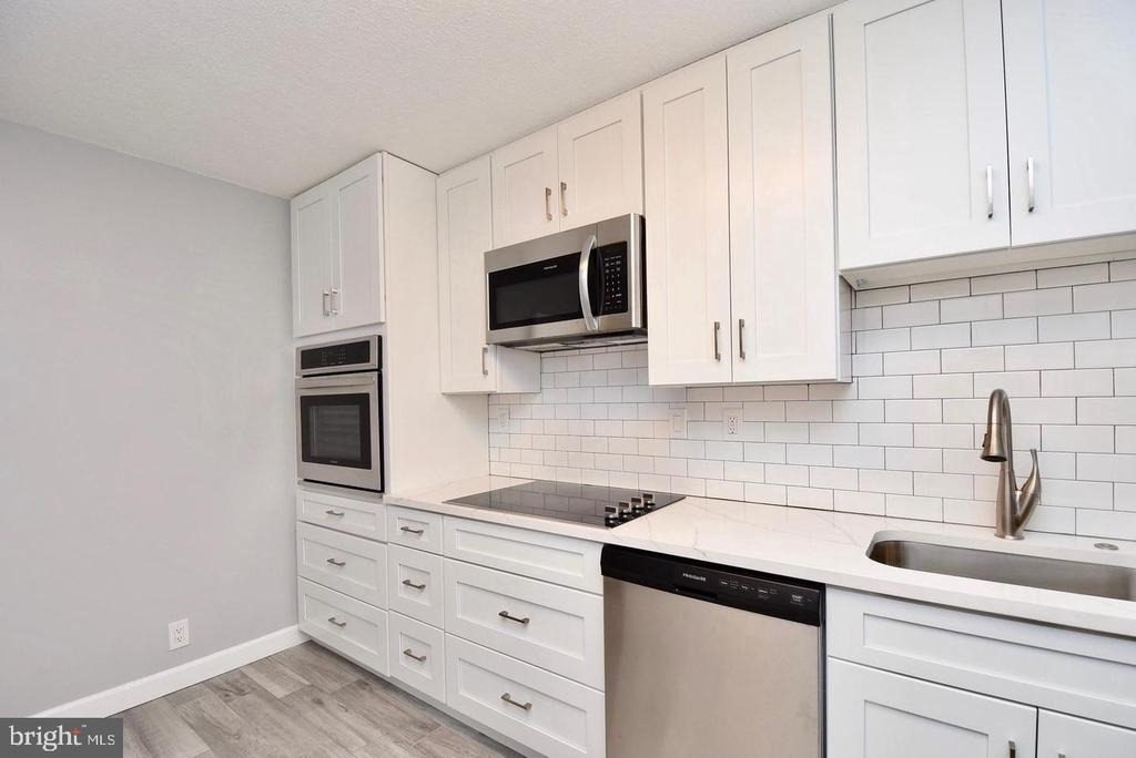 307 Yoakum Parkway - Photo 11