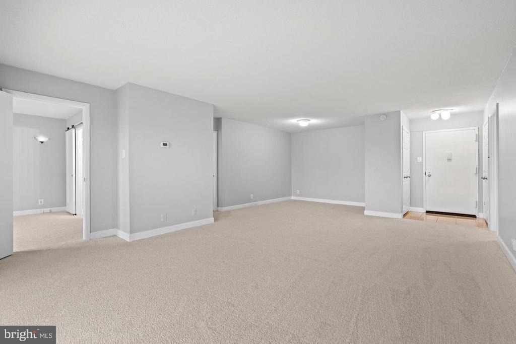 307 Yoakum Parkway - Photo 3