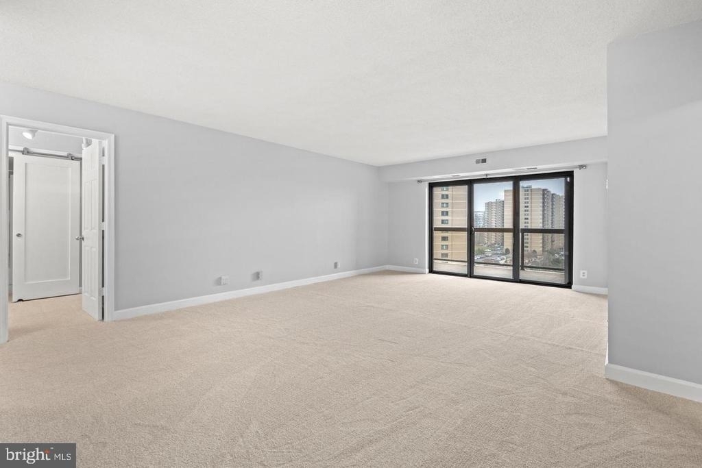 307 Yoakum Parkway - Photo 6