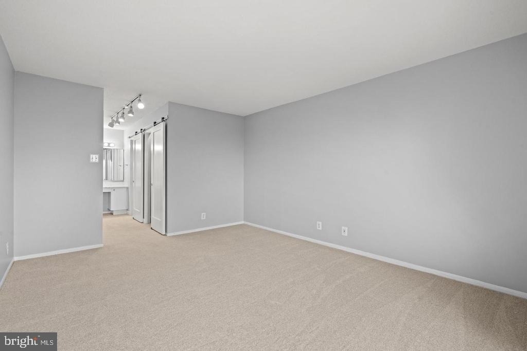 307 Yoakum Parkway - Photo 19