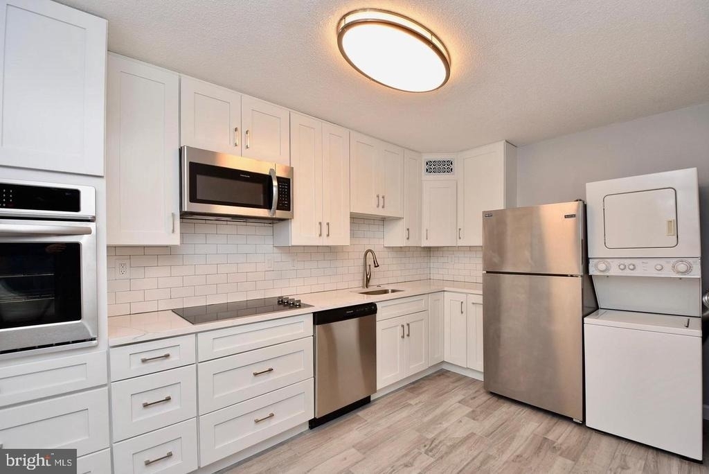 307 Yoakum Parkway - Photo 7