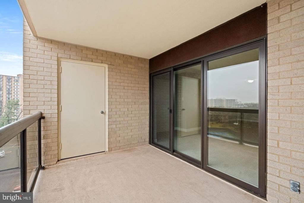 307 Yoakum Parkway - Photo 16