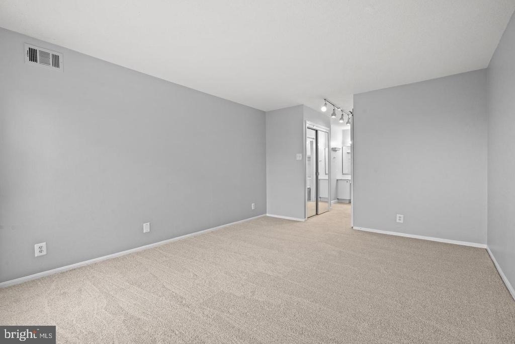 307 Yoakum Parkway - Photo 18