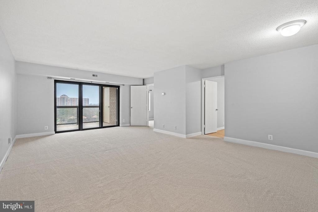 307 Yoakum Parkway - Photo 5