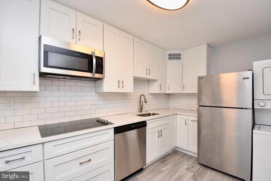 307 Yoakum Parkway - Photo 9