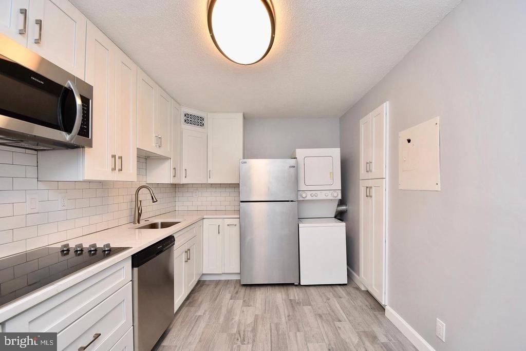 307 Yoakum Parkway - Photo 8