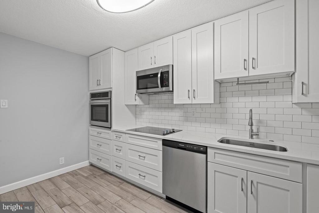307 Yoakum Parkway - Photo 14