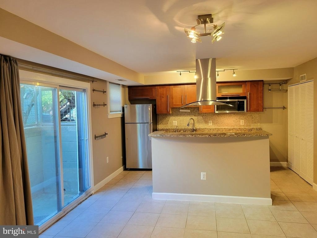 1127 N Stuart Street N - Photo 2
