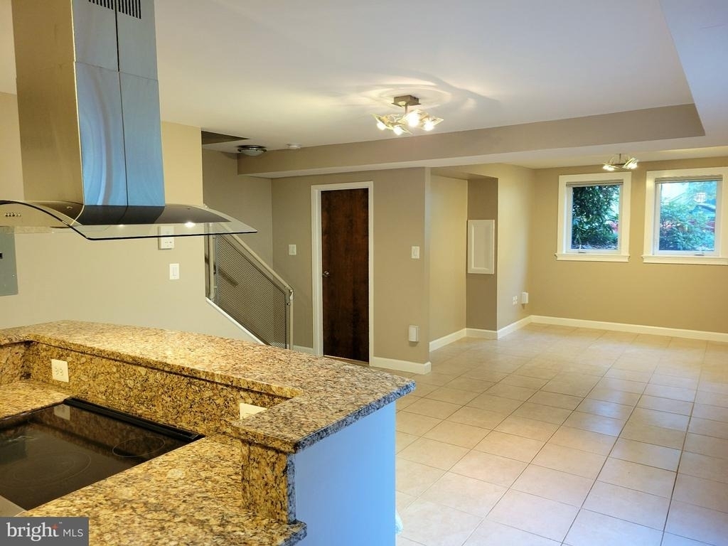 1127 N Stuart Street N - Photo 1