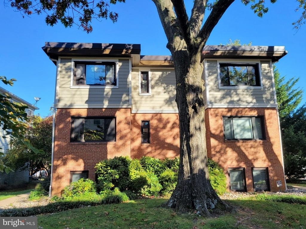 1127 N Stuart Street N - Photo 0