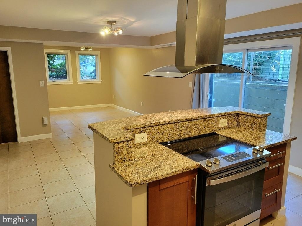 1127 N Stuart Street N - Photo 3