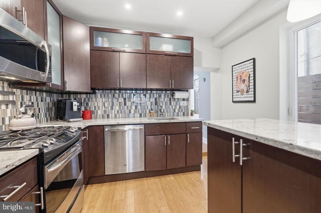 2233 Bainbridge Street - Photo 10