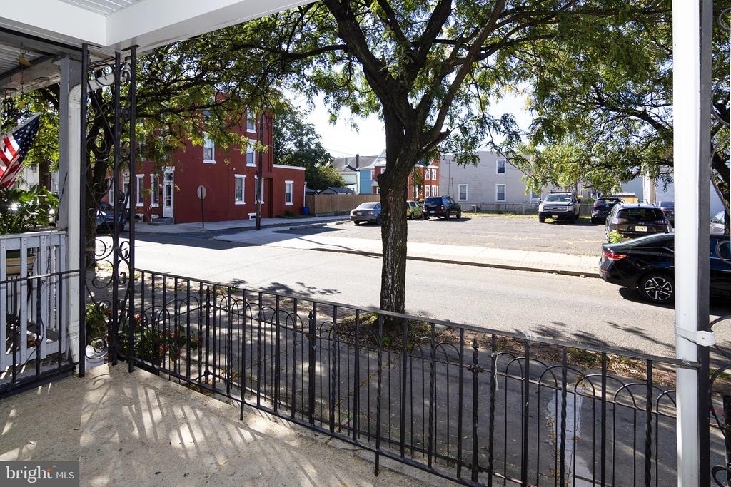 207 Somerset Street - Photo 2