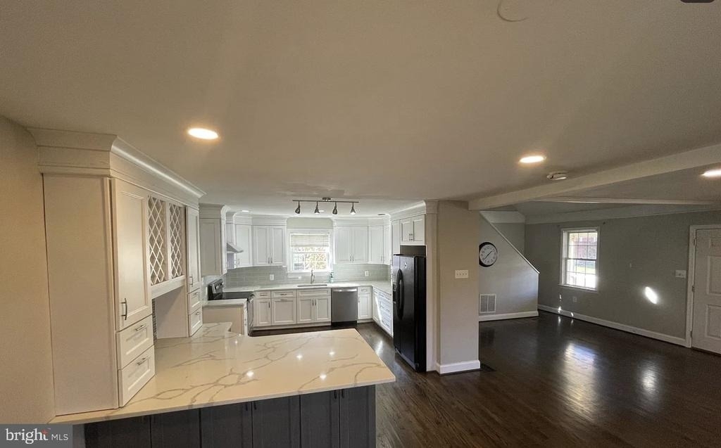 20 E George Street - Photo 3