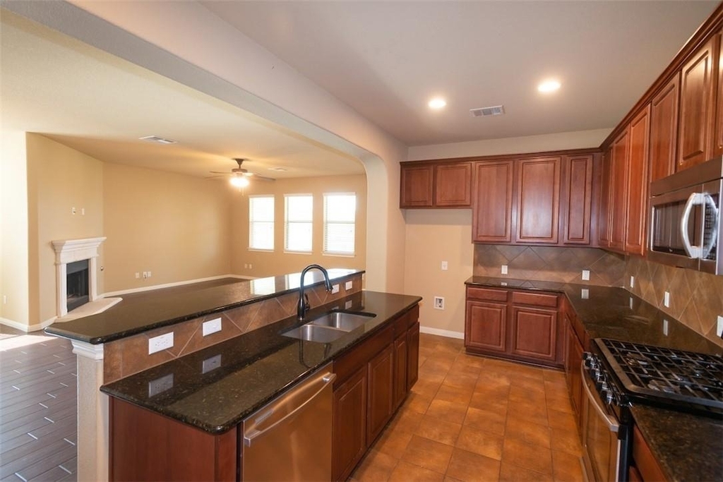 1078 Sussex Way - Photo 7