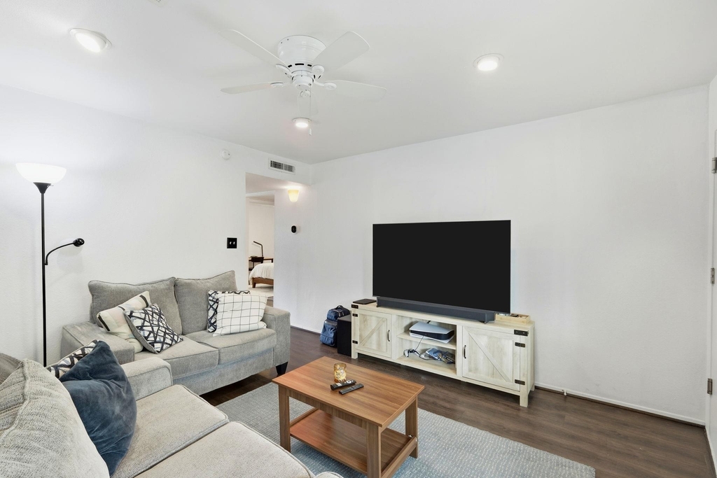 6910 Hart Ln - Photo 7